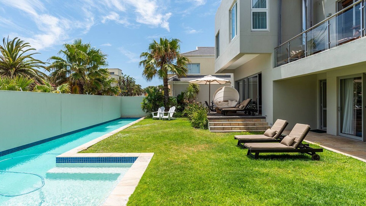 Sunset Beach House | Two bedroom apartment with Table Mountain and sea view
