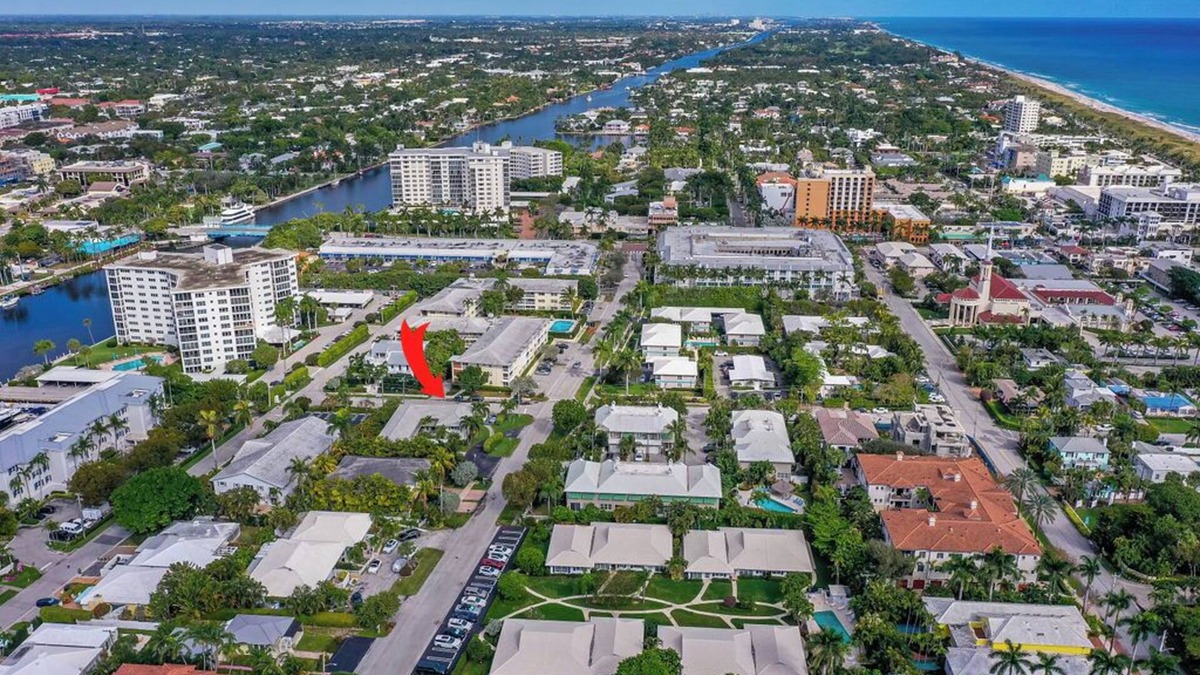Jog Road Condo | Two Bedroom Boutique Condo 2 Blocks from the Beach and Atlantic Avenue