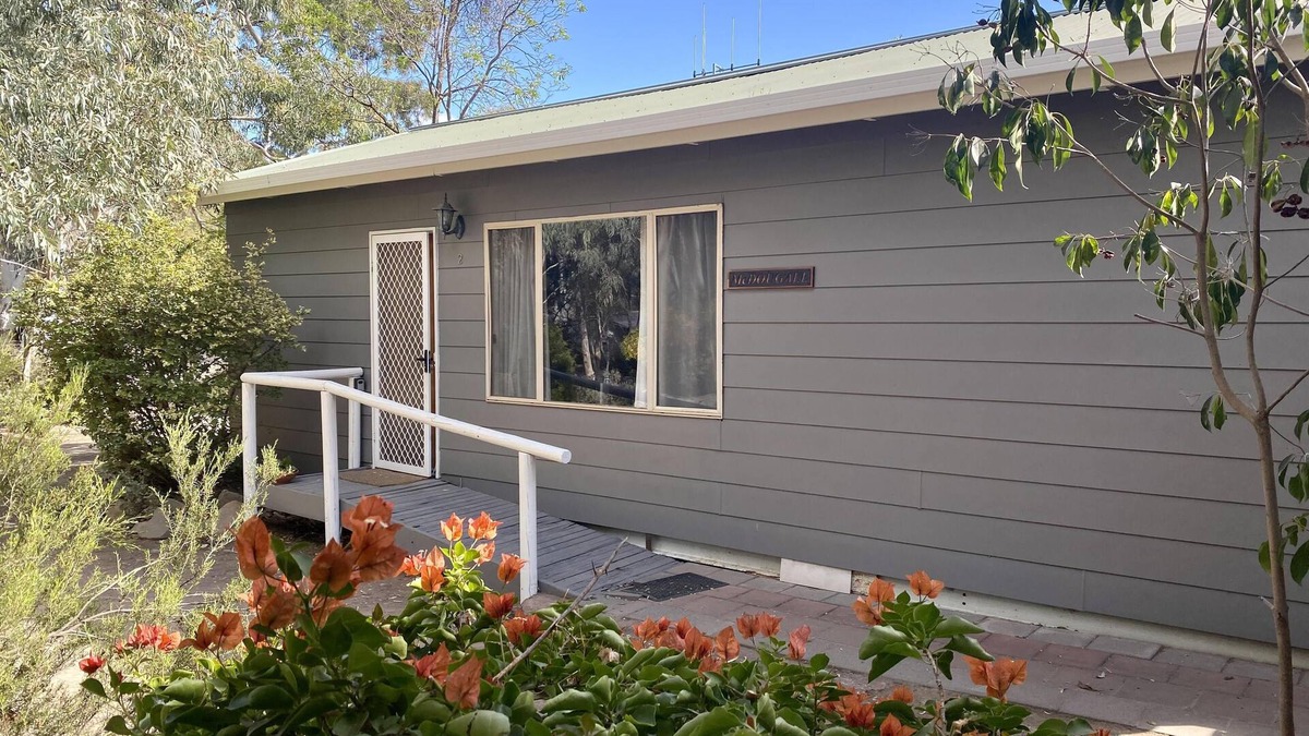 Woolundunga House | Two-Bedroom Bungalow - Self Contained, Two Bedroom Bungalow with 1 Queen, 1 Double/Single Bunk Bed & 1 Single, Private Backyard