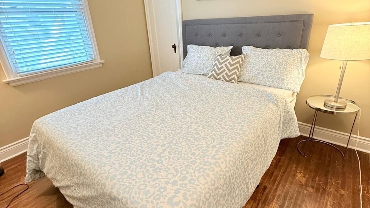 Burlington House | Two Bedroom Bungalow Closer to Burlington Downtown - Sleeps 6. Close to Downtown