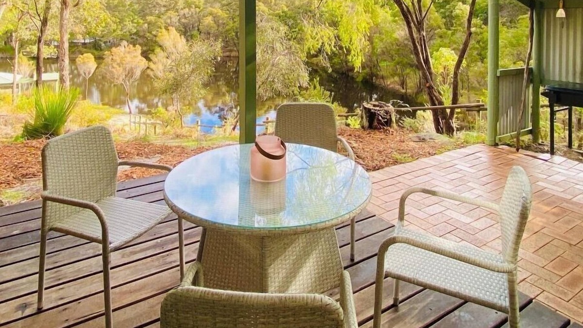 Peerabeelup House | Two-Bedroom Chalet with Private Patio - Kingfisher Pemberton