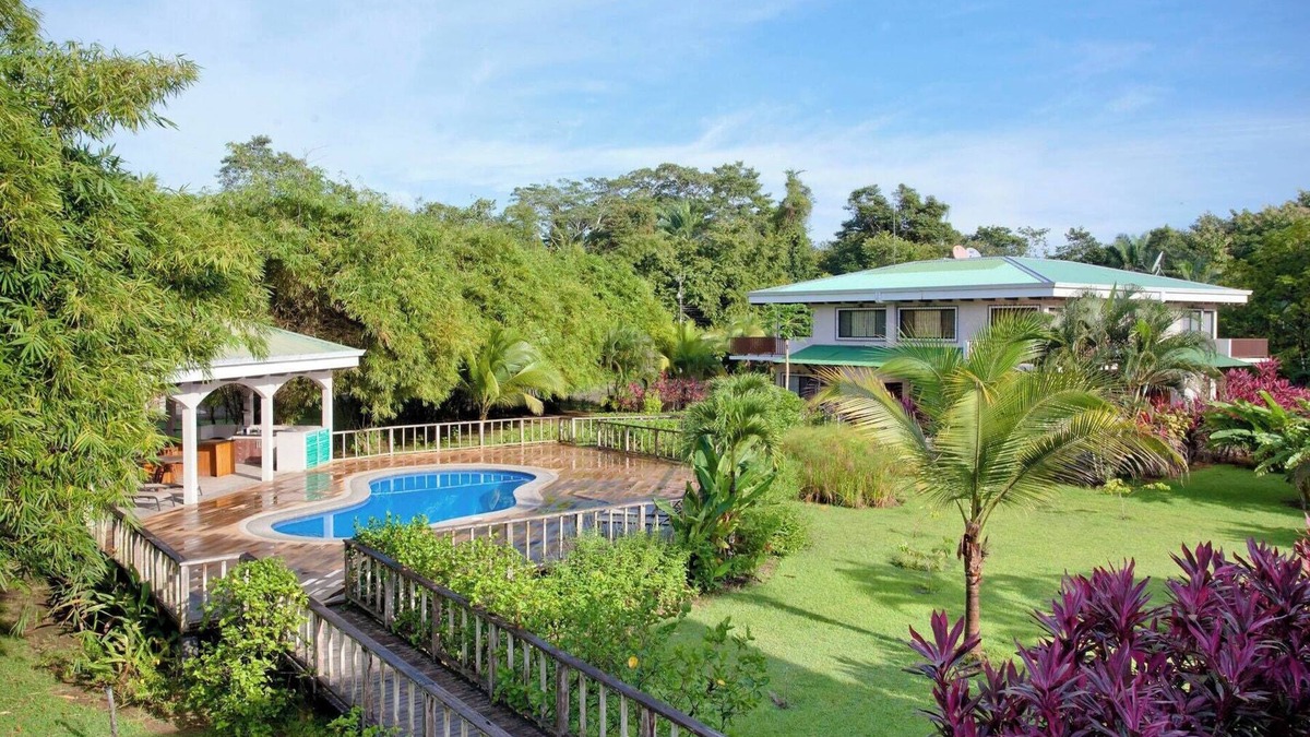 Quepos Condo | Two-bedroom condo with privacy. 5 minutes to Quepos