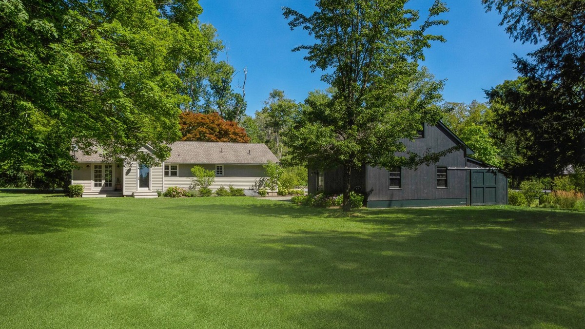 Sharon Cottage | Two Bedroom Cottage Close To Town
