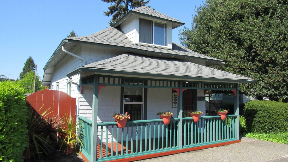 North End Cottage | Two Bedroom Cottage In the Heart of Proctor Neighborhood