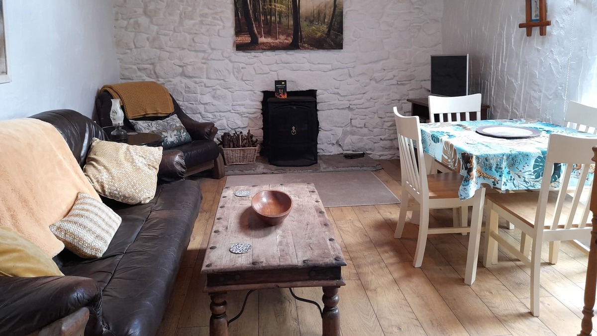 Jamestown House | Two bedroom cozy cottage in the Sliabh An Larainn mountains with stunning views