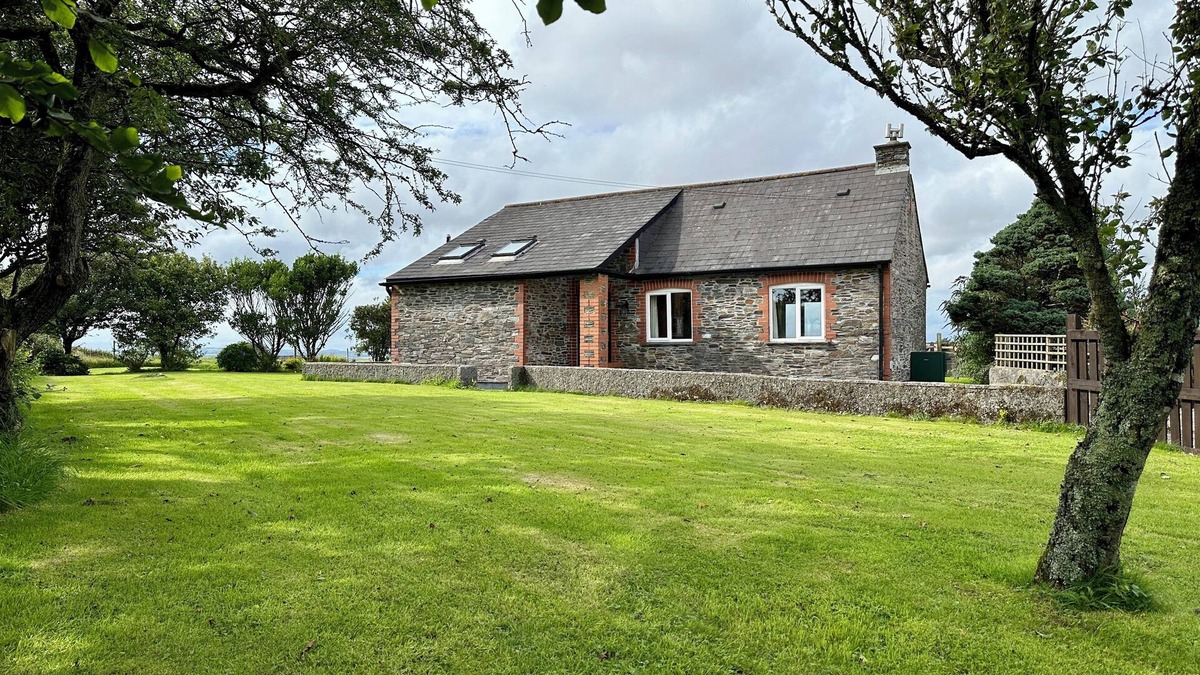 Looe Cottage | Two bedroom holiday cottage in a quiet rural location.