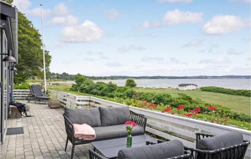 Egsmark Strand House | Two-Bedroom Holiday Home In Ebeltoft
