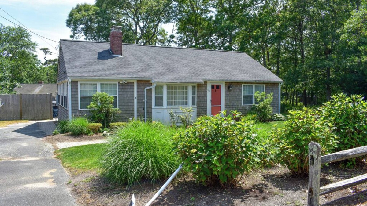 West Dennis House | Two bedroom home just a quick drive to West Dennis Beaches