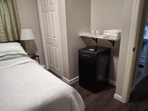 Teaneck House | Two-Bedroom Home Private Parking 25 min to NYC