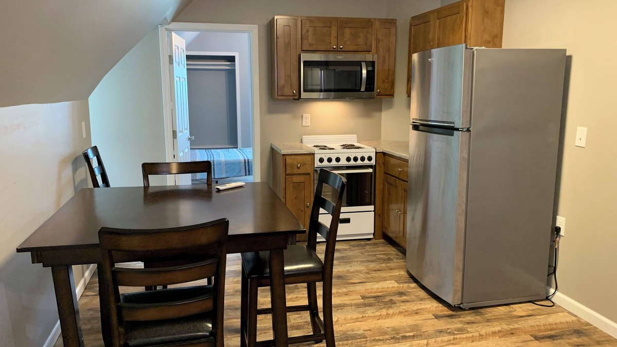 Hannibal Apartment | Two Bedroom Loft Apartment. Fully stocked kitchen close to downtown Hannibal.