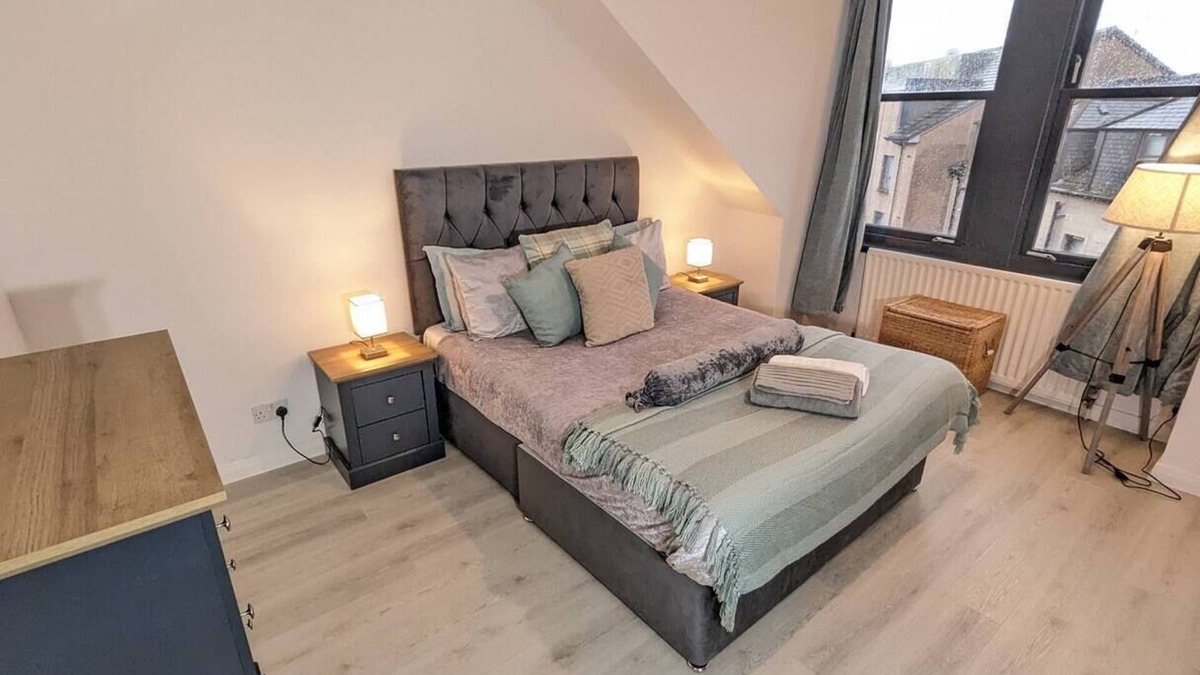 Greenock Condo | Two Bedroom Lovely Apartment in Greenocknn