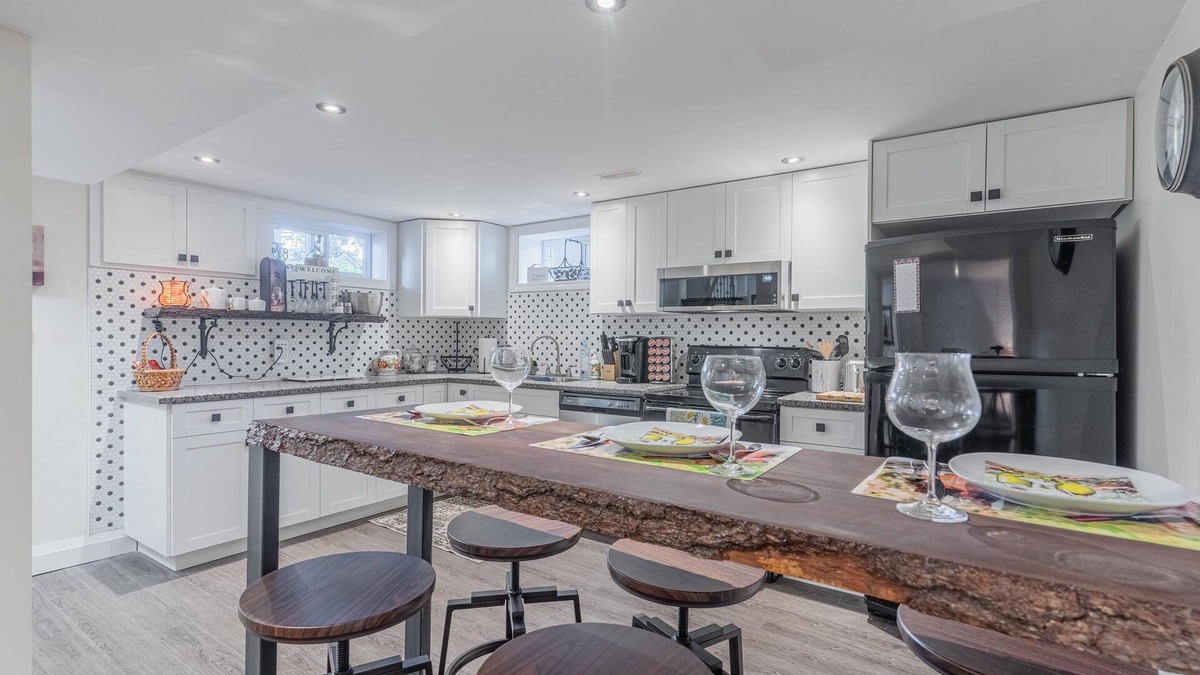 Brantford Apartment | Two Bedroom Lower Unit With 500 Mbps WiFi, Parking & Self-check in
