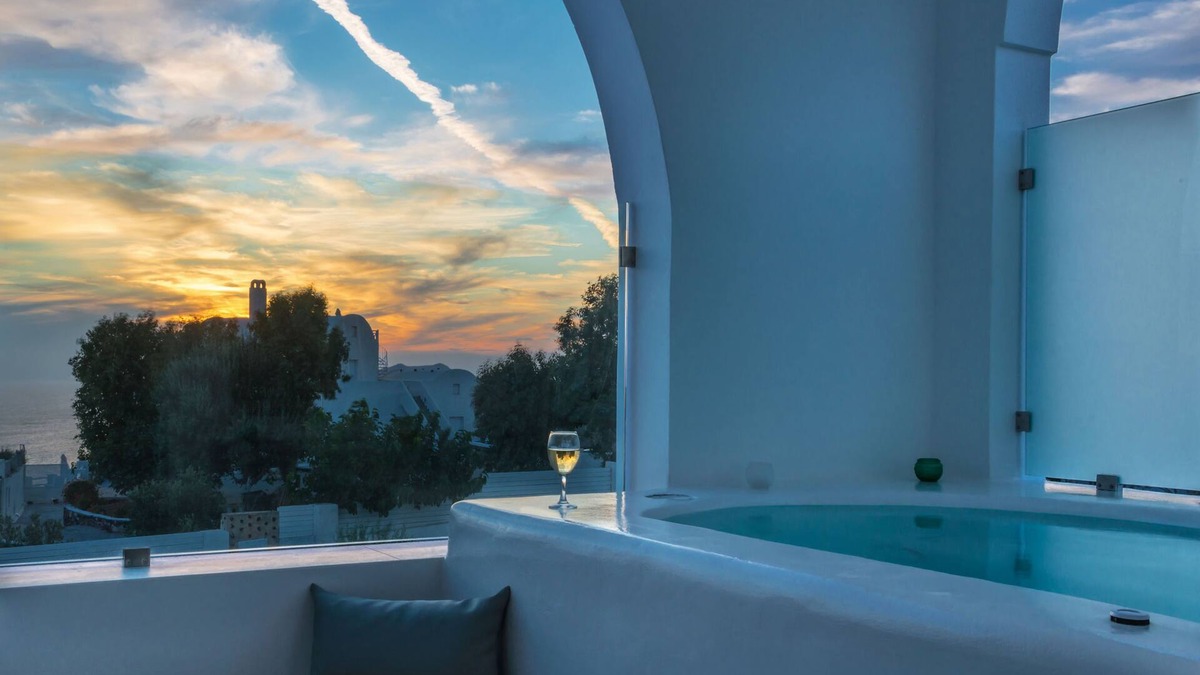 Megalochori House | Two Bedroom Luxury Villa With outdoor Hot Tub and Caldera View