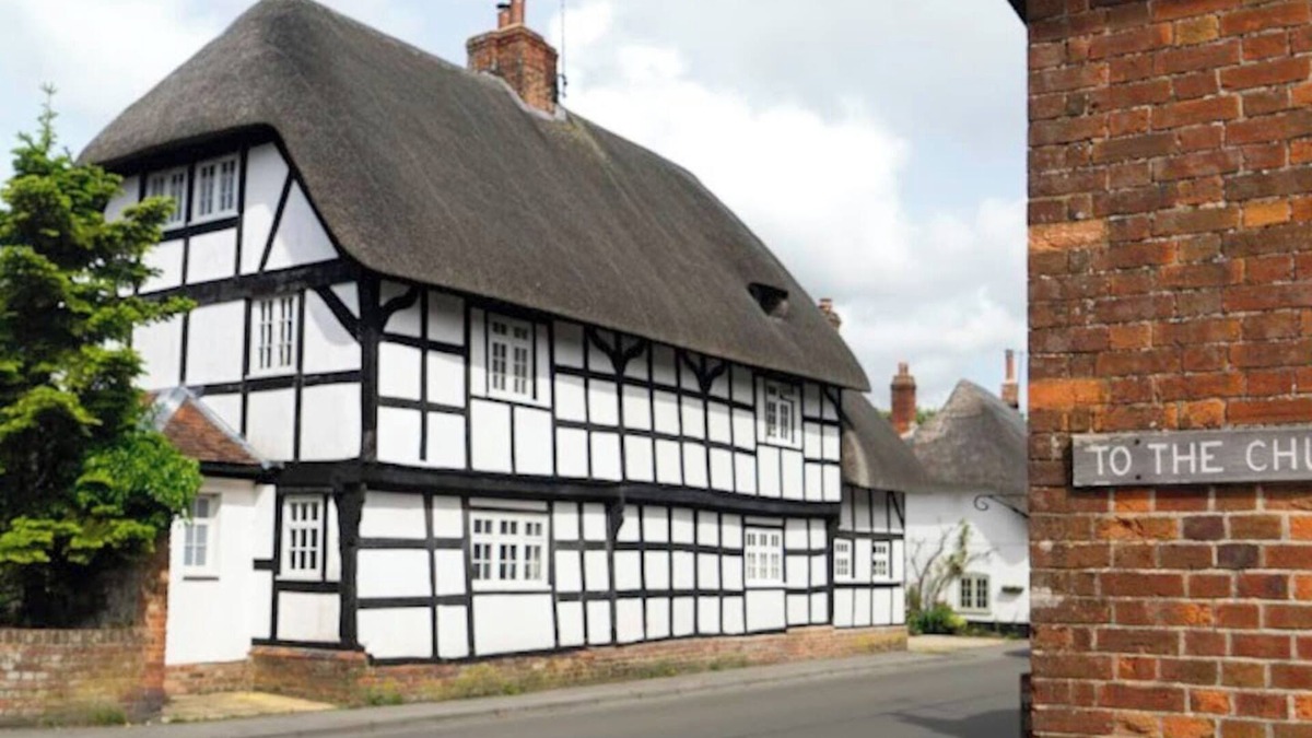 Manningford Bruce House | Two Bedroom Thatched cottage