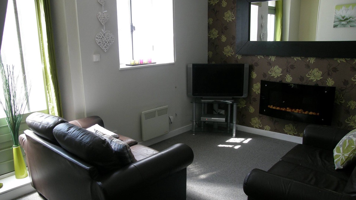 Rostrenen House | Two Bedroom Townhouse, Sleeps 4 People, A 5 Minute Walk From Amenties