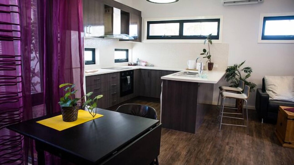 Manning House | Two bedroom villa, self contained, wifi, parking, big kitchen, private entrance