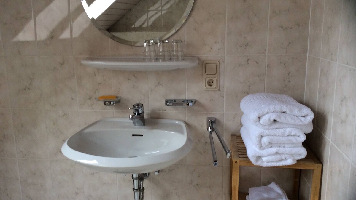 Kindsbach House | Two-bedroom with brand new kitchen and free parking within the premises.