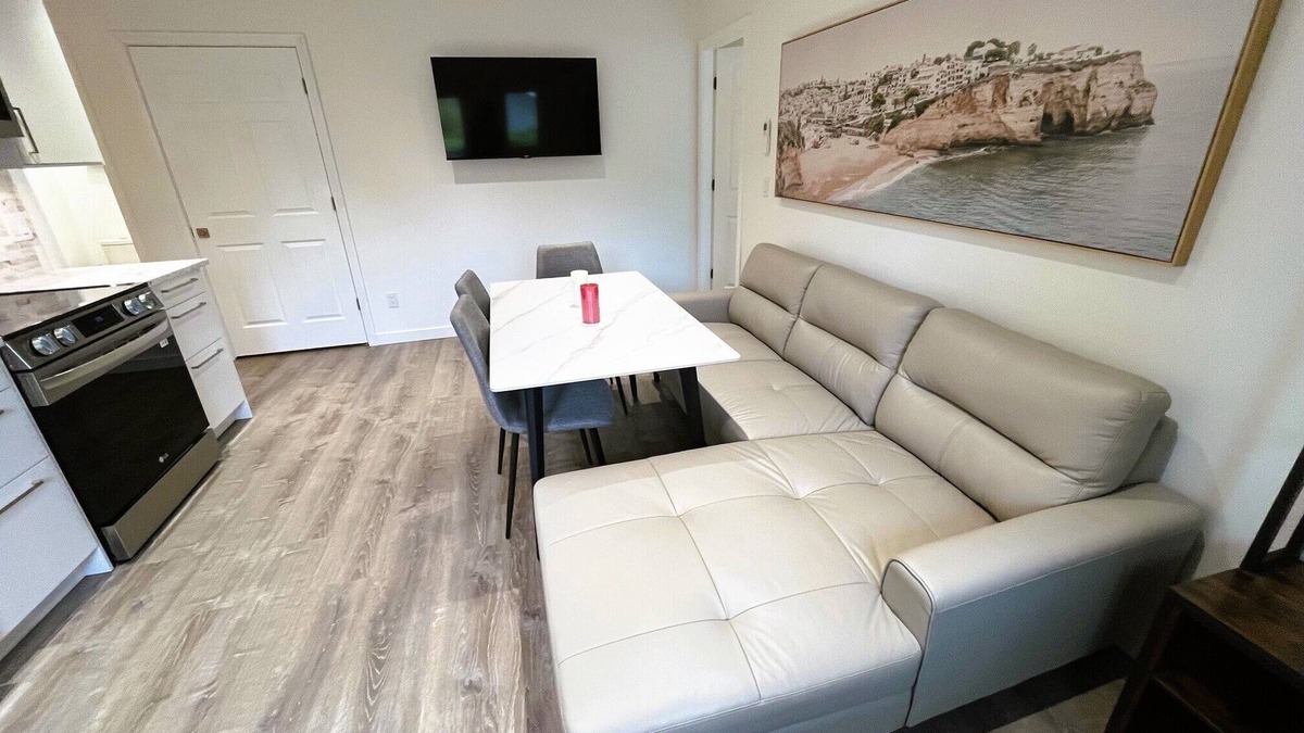 Gordon Head Bed & Breakfast | Two Bedrooms Suite in quiet area