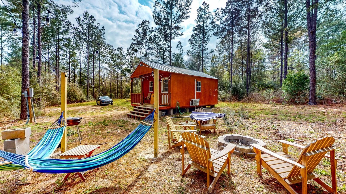 Colmesneil Cabin | Two Cabins Near Lakes w/ Firepit & Outdoor Showers
