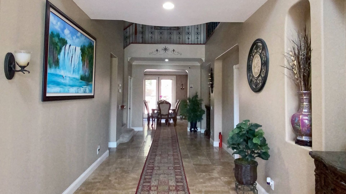 Eastvale House | Two Comfortable Rooms In A House (Two Beds + Free WiFi + Office Desk)