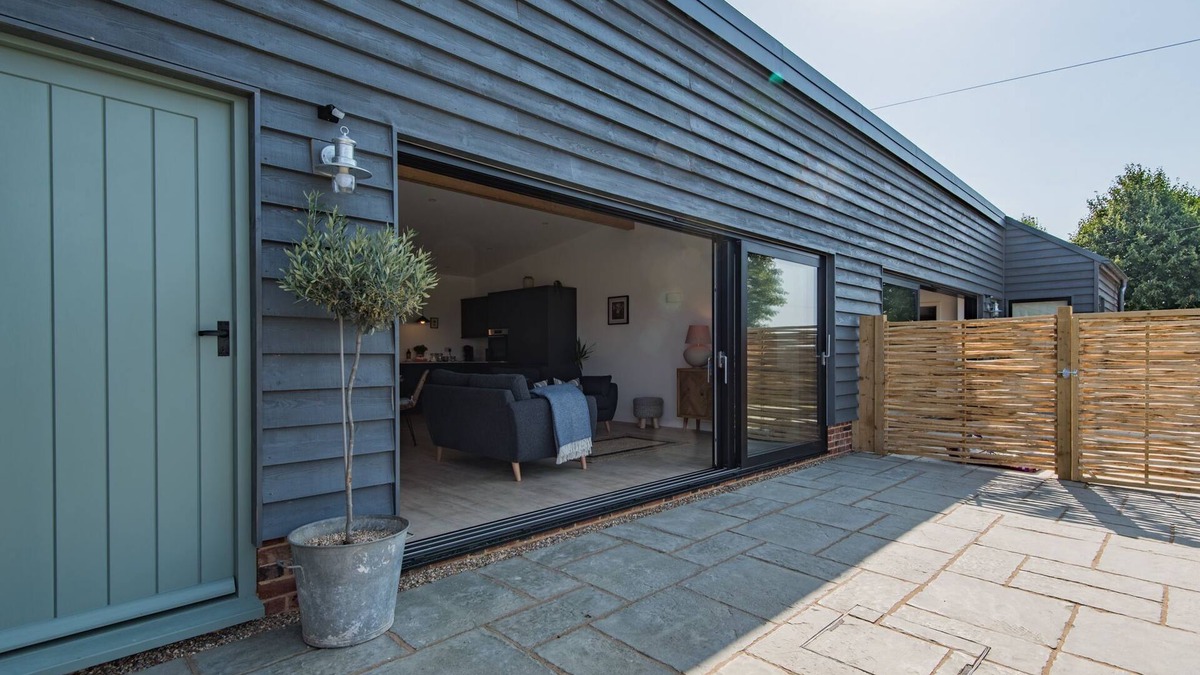 Ashford House | Two contemporary pet friendly barns by Bloom Stays - 8 guests in 4 bedrooms