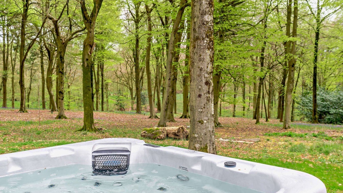 Brimpsfield Cottage | Two dog friendly holiday properties with hot tub - Keepers Homes