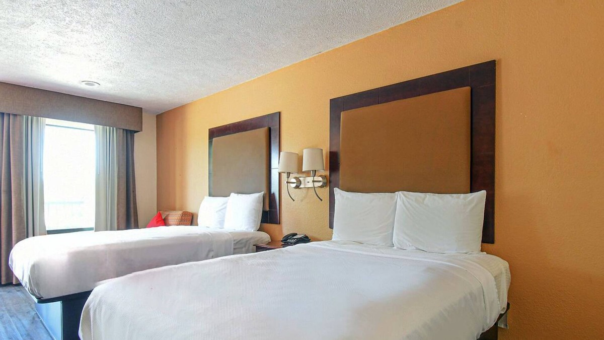 Conroe Hotel | Two Double Beds at Scottish Inns Shenandoah Woodlands Mall, Free Parking