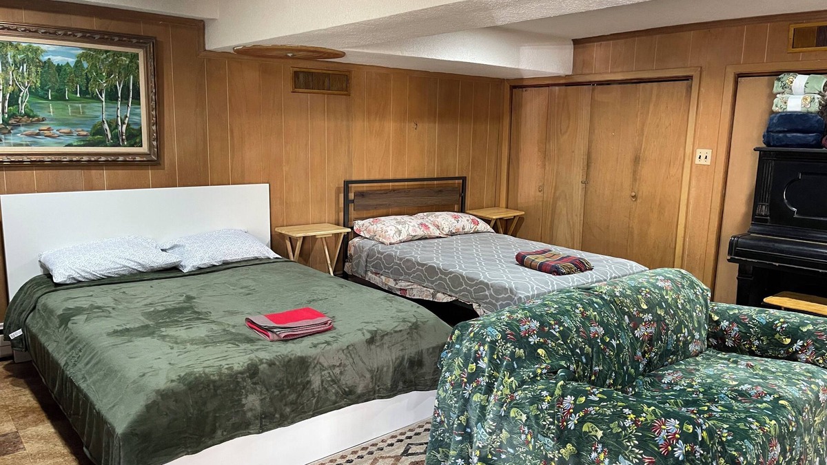Silver Spring House | Two Double Beds, Bathroom, Shower, Fridge, MW, TV, Wifi - 66.