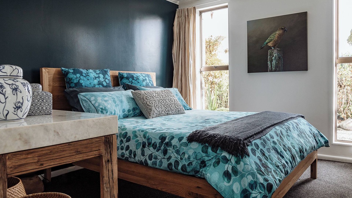 Franz Josef Glacier Cottage | TWO FOUR CRON ~Village Luxury ~Mountain Views ~Full Kitchen ~ QLED TV ~ Netflix