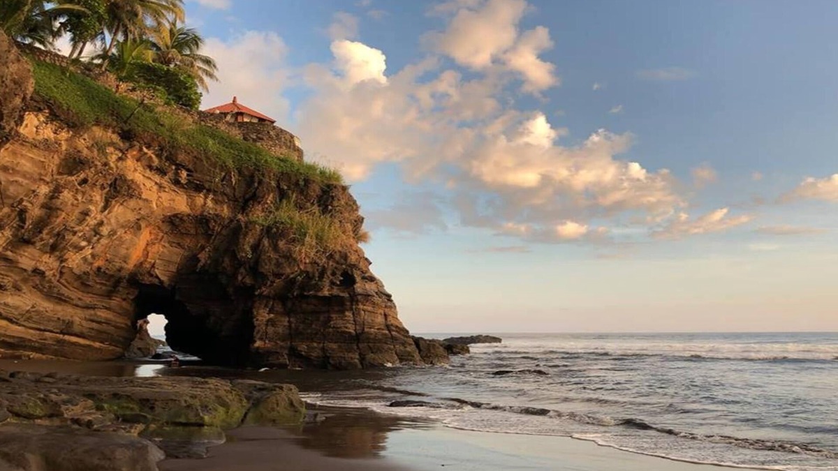 El Zonte House | Two Houses Together. Perfect for weddings, family reunions and large groups