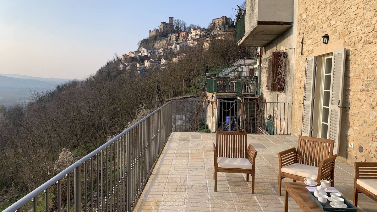 Orsara Bormida House | Two imposing houses set round an enclosed courtyard in ancient hill-top village