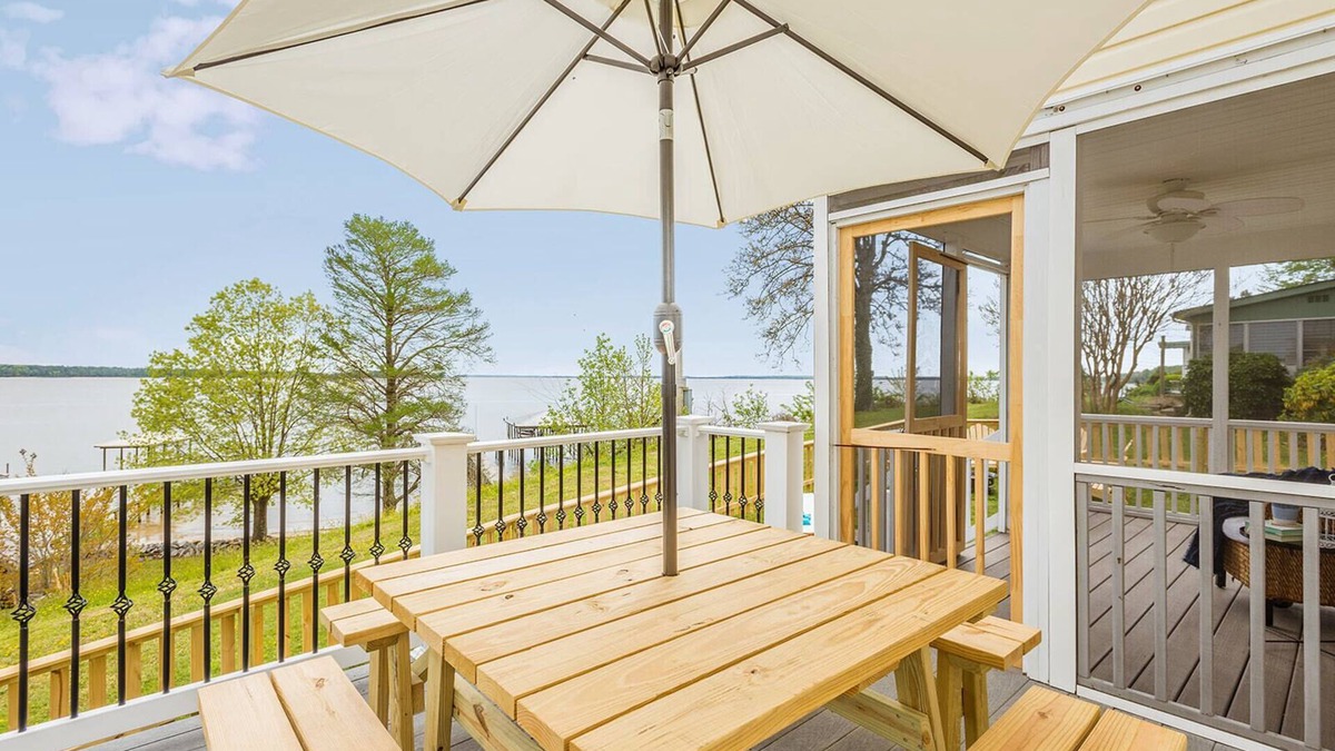 Surry House | Two King Suites Across the River from Williamsburg.