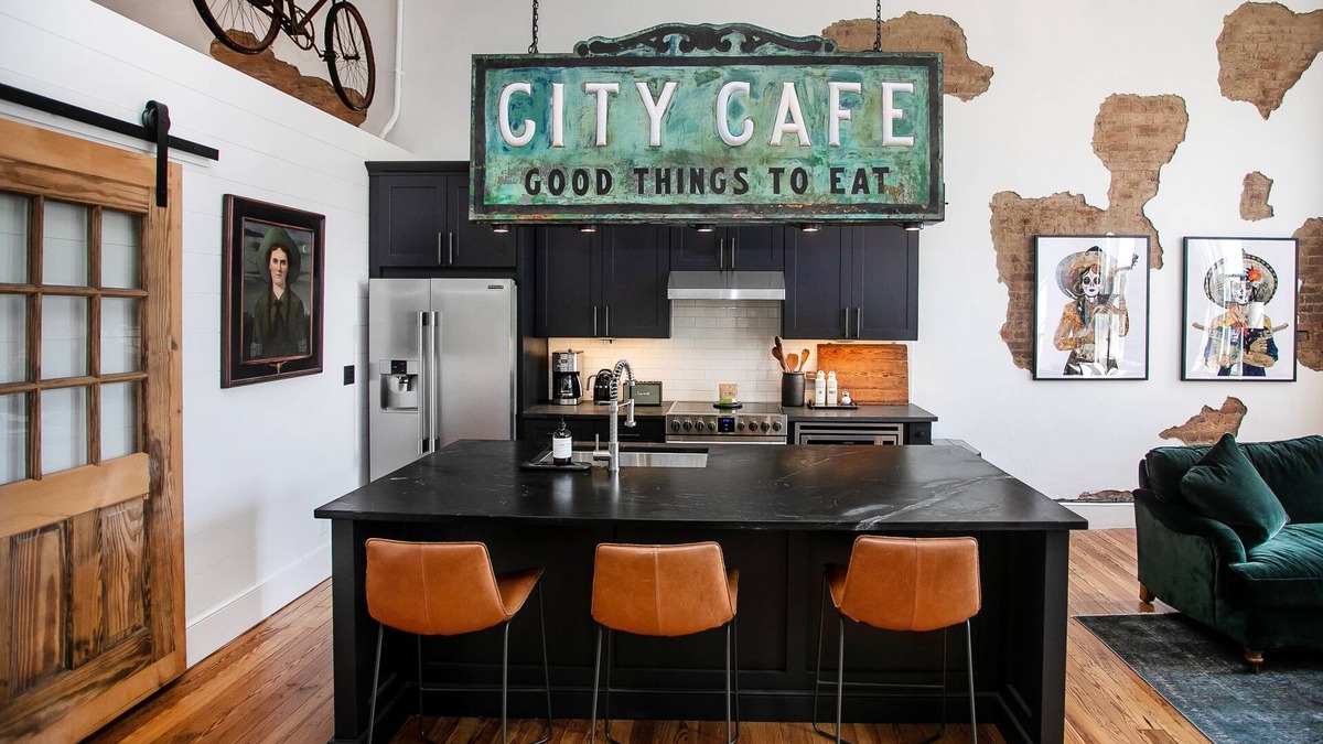 Downtown Apartment | Two Lanes Guesthouse - Historic Downtown Loft Apartment 45 miles S of Nashville