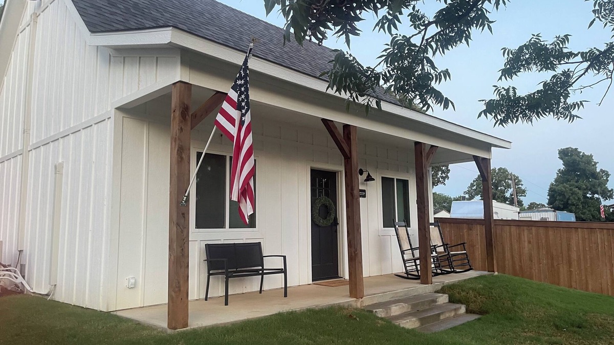 Mead Cabin | TWO PEAKS-South: New Cozy Cabin-Vaulted Wood Ceiling-Near Lake Texoma & Casinos.