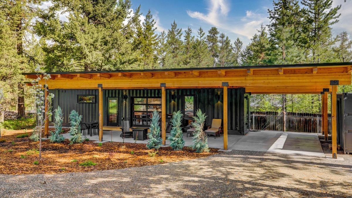 McCall House | Two Pines - Unique container home w/hot tub - Downtown - Trailer Parking - Pet friendly