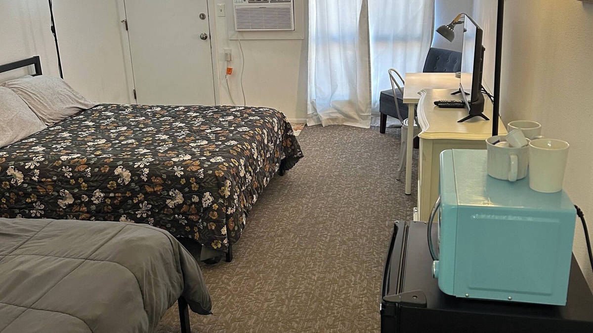 Fillmore Apartment | Two Queen bed remodeled studio with fast WiFi in Fillmore