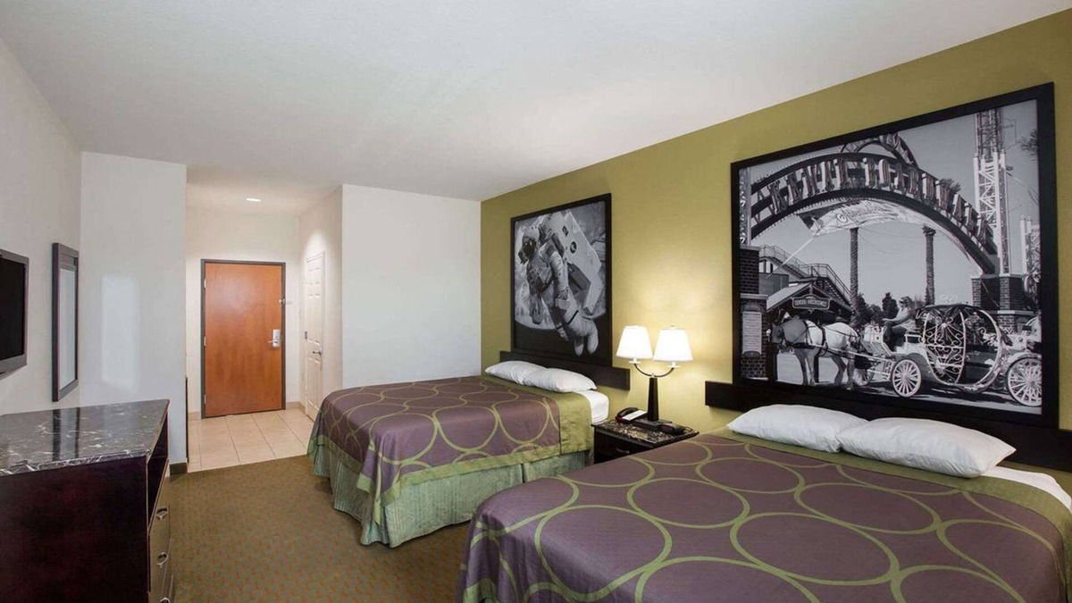 La Porte Hotel | Two Queen Beds Room, Scottish Inns, Guest Laundry, Complimentary Parking