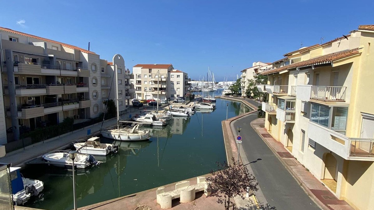 Le Port Apartment | Two-room apartment with balcony, BBQ and parking near the beach