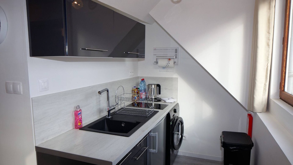 Calais Condo | TWO-ROOMED FLAT WITH SELF CHECK IN, Netflix & WIFI