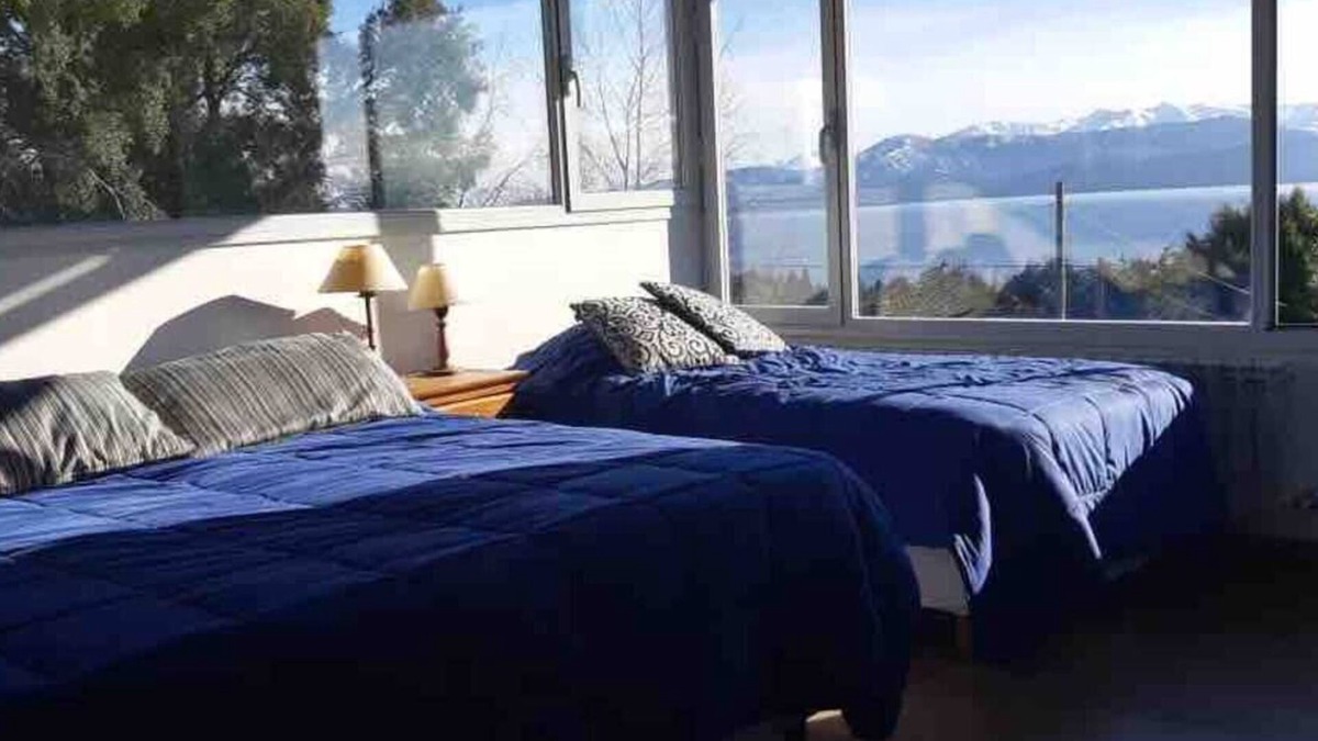San Carlos de Bariloche Ski Chalet | Two storey house with stunning lake and mountain views