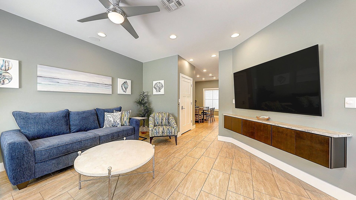 Corpus Christi Condo | Two-Story Condo Near the Beach W/Shared Pool & Free WiFi