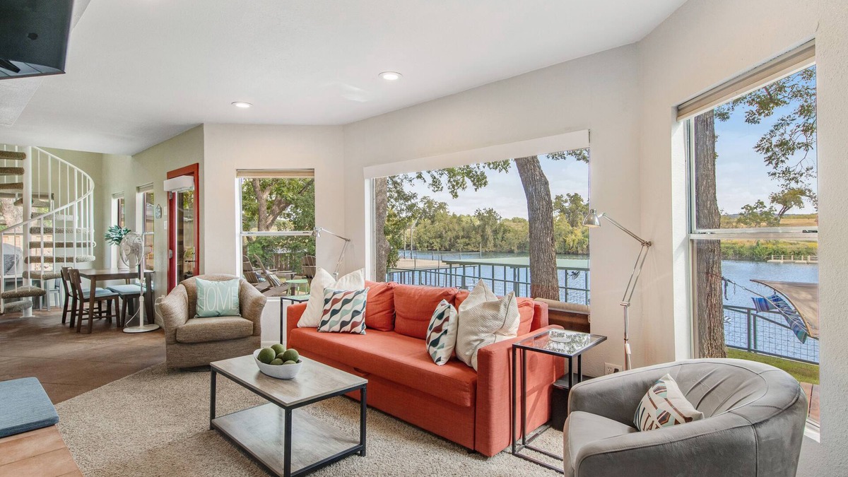 Buchanan Dam House | Two-story waterfront retreat with boat dock, two firepits & two kayaks