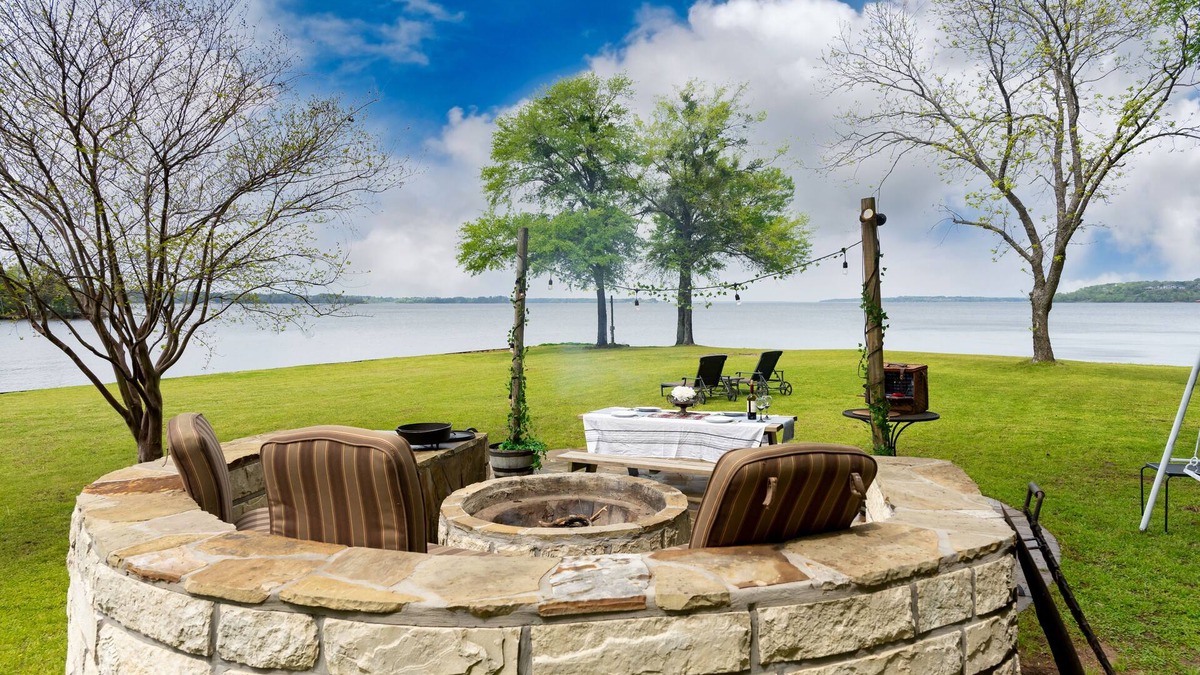 Berryville House | Two Waterfront cottages for the price of one! Porch living area off main house !