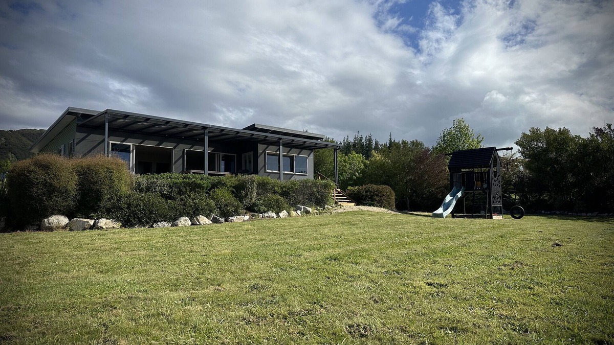 Tata Beach House | Two Waters Beach House - 5 minutes walk to Ligar Bay Beach