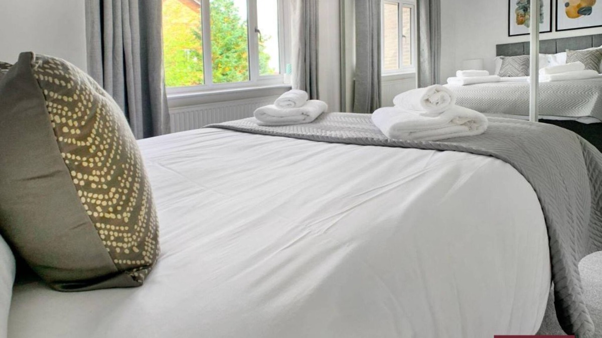 Henley House | Twyford - Modern 2 Bedroom House - With Garden