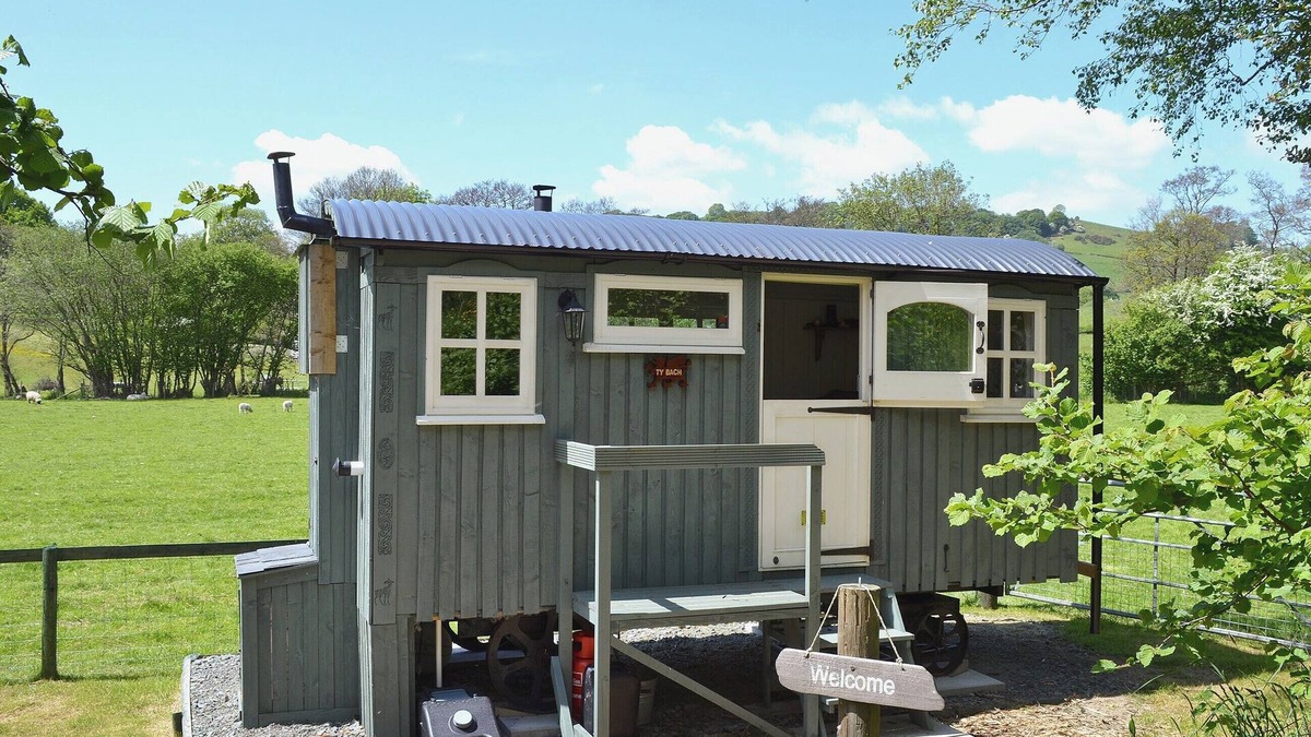 Llandrindod Wells Cottage | Ty Bach Shepherds Hut