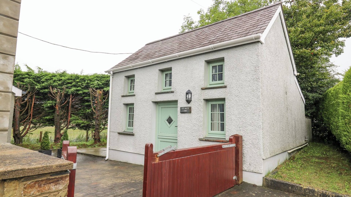 Llandysul Cottage | TY BACH TWT, romantic, with a garden in Cross Inn