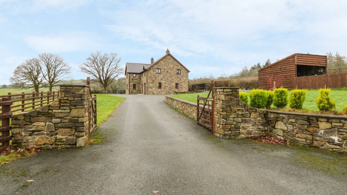 Caersws Cottage | TY BERLLAN, pet friendly, with hot tub in Caersws