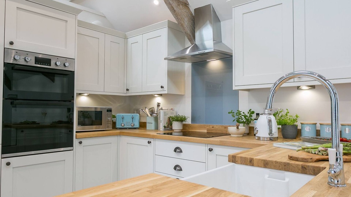 Pentraeth Cottage | Ty Capel - a dog that sleeps 8 guests in 4 bedrooms