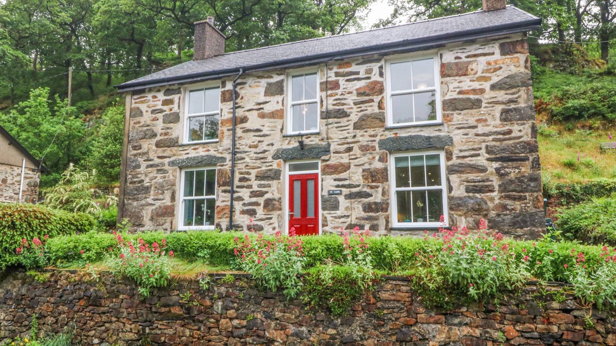 Beddgelert Cottage | TY CAPEL BETHANIA, pet friendly, with open fire in Nant Gwynant
